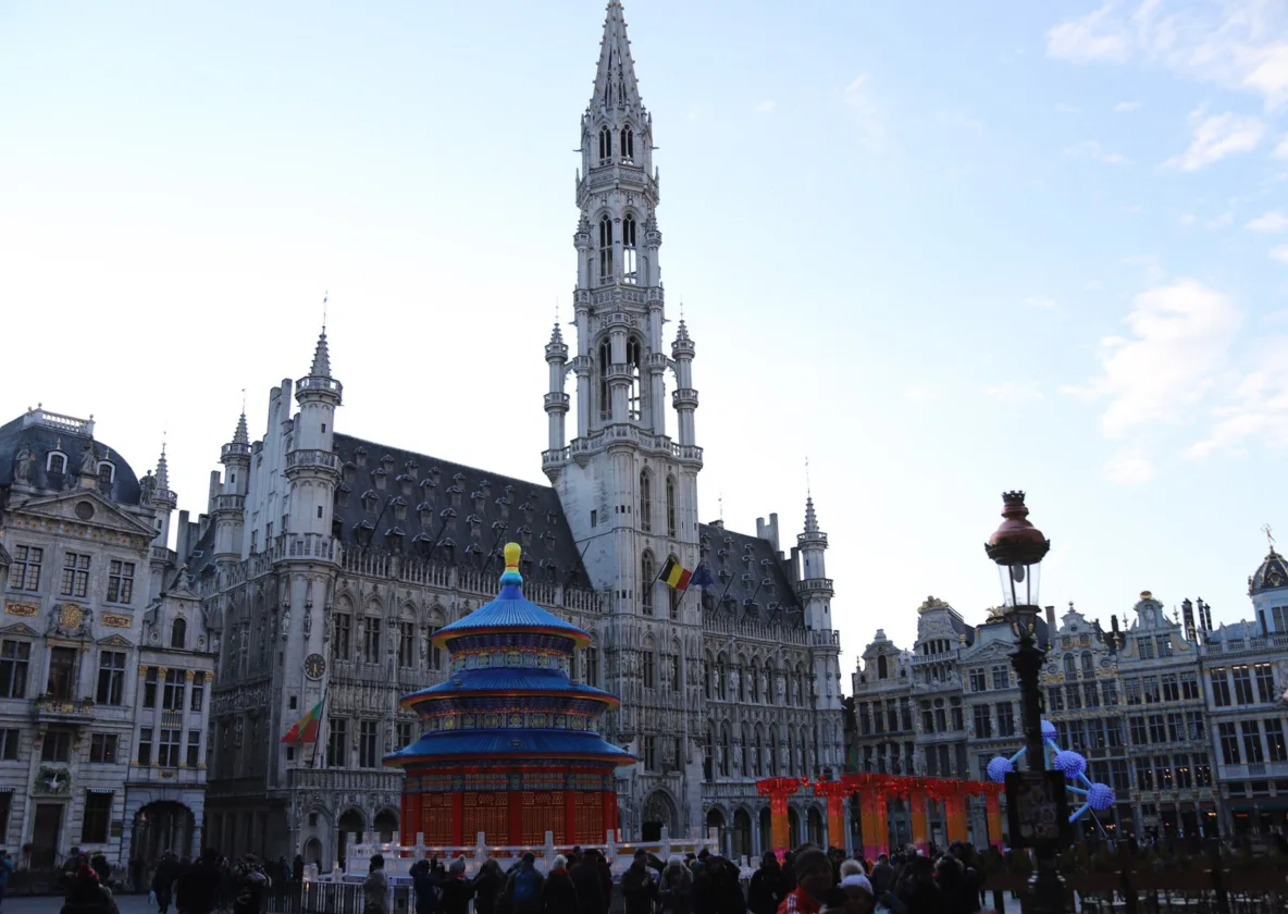 Les façades de la Grand-Place de Bruxelles sous un ciel dégagé.