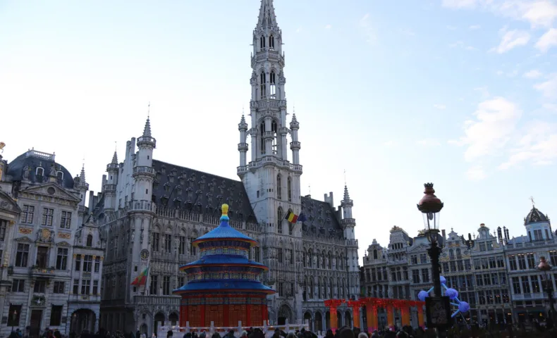 Les façades de la Grand-Place de Bruxelles sous un ciel dégagé.