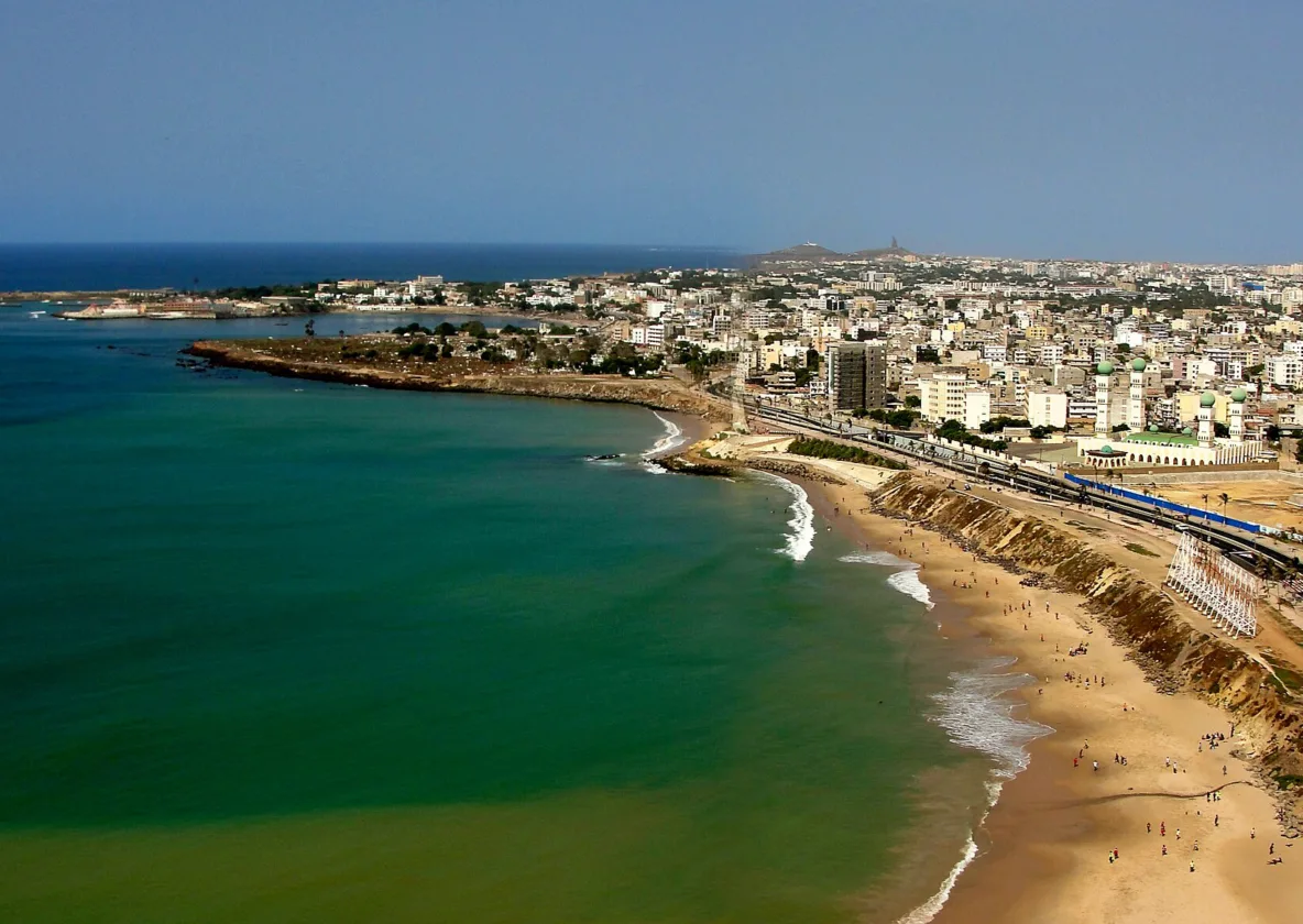 Le littoral de Dakar vu du ciel, la ville le long de la côte.