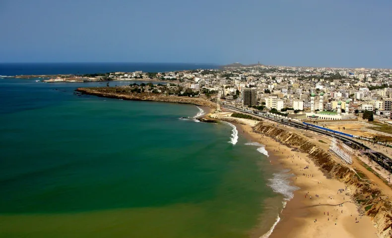 Le littoral de Dakar vu du ciel, la ville le long de la côte.
