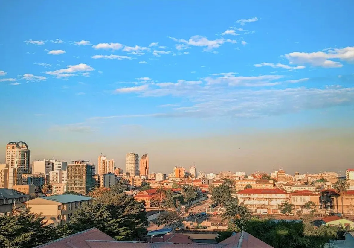 Les immeubles de la Gombe à Kinshasa sous un ciel bleu.