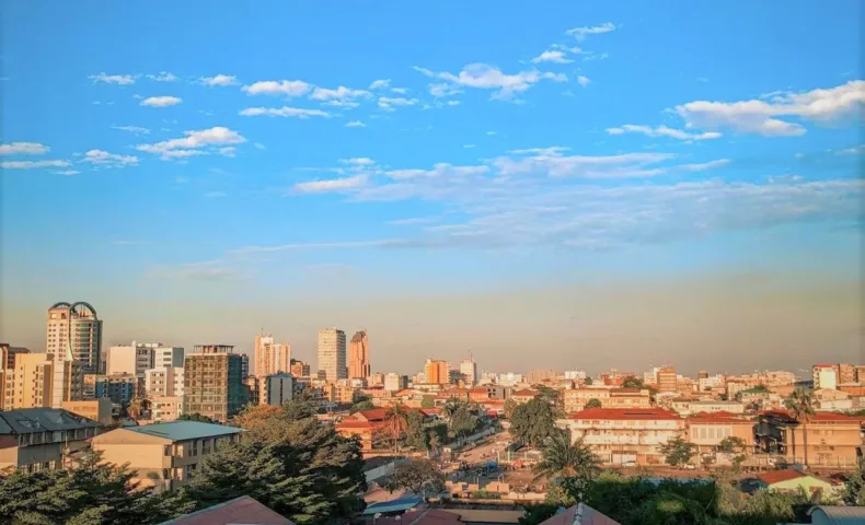 Les immeubles de la Gombe à Kinshasa sous un ciel bleu.
