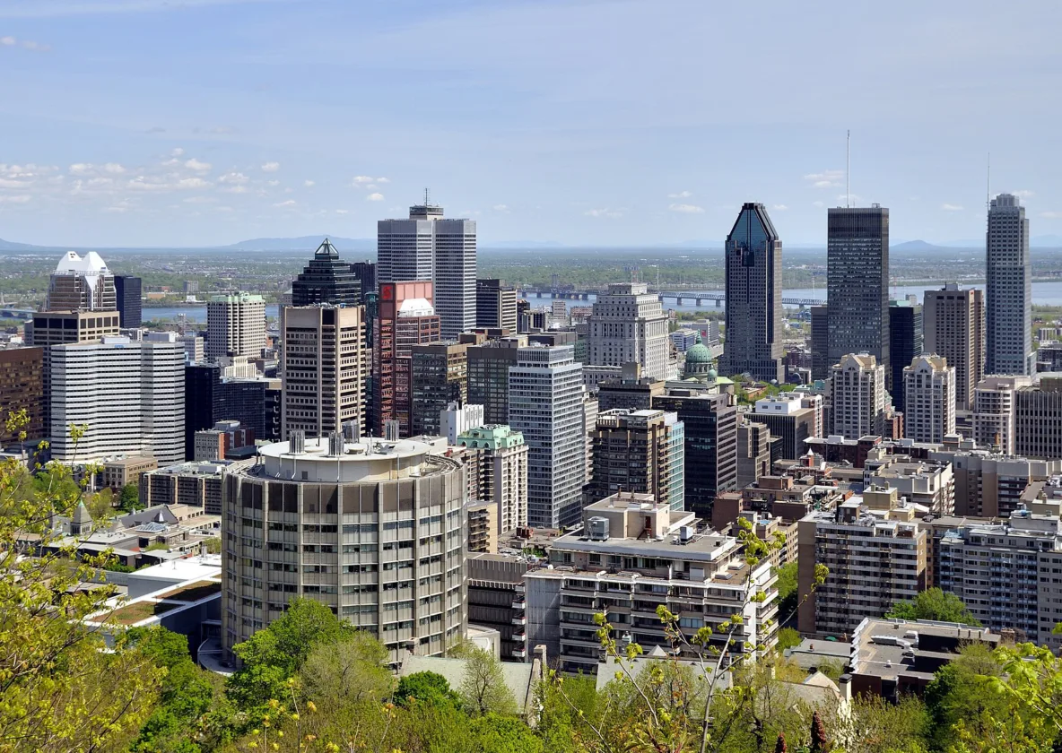 Les tours du centre-ville de Montréal vues de haut.