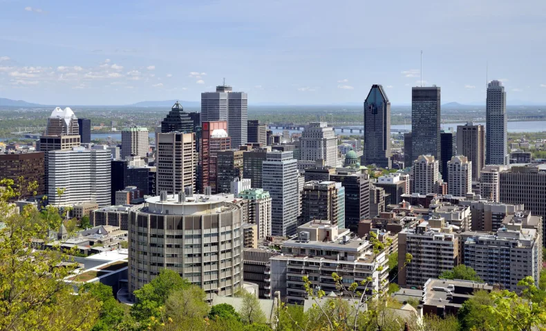 Les tours du centre-ville de Montréal vues de haut.